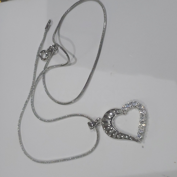 Necklace 🤍 - Picture 2 of 4